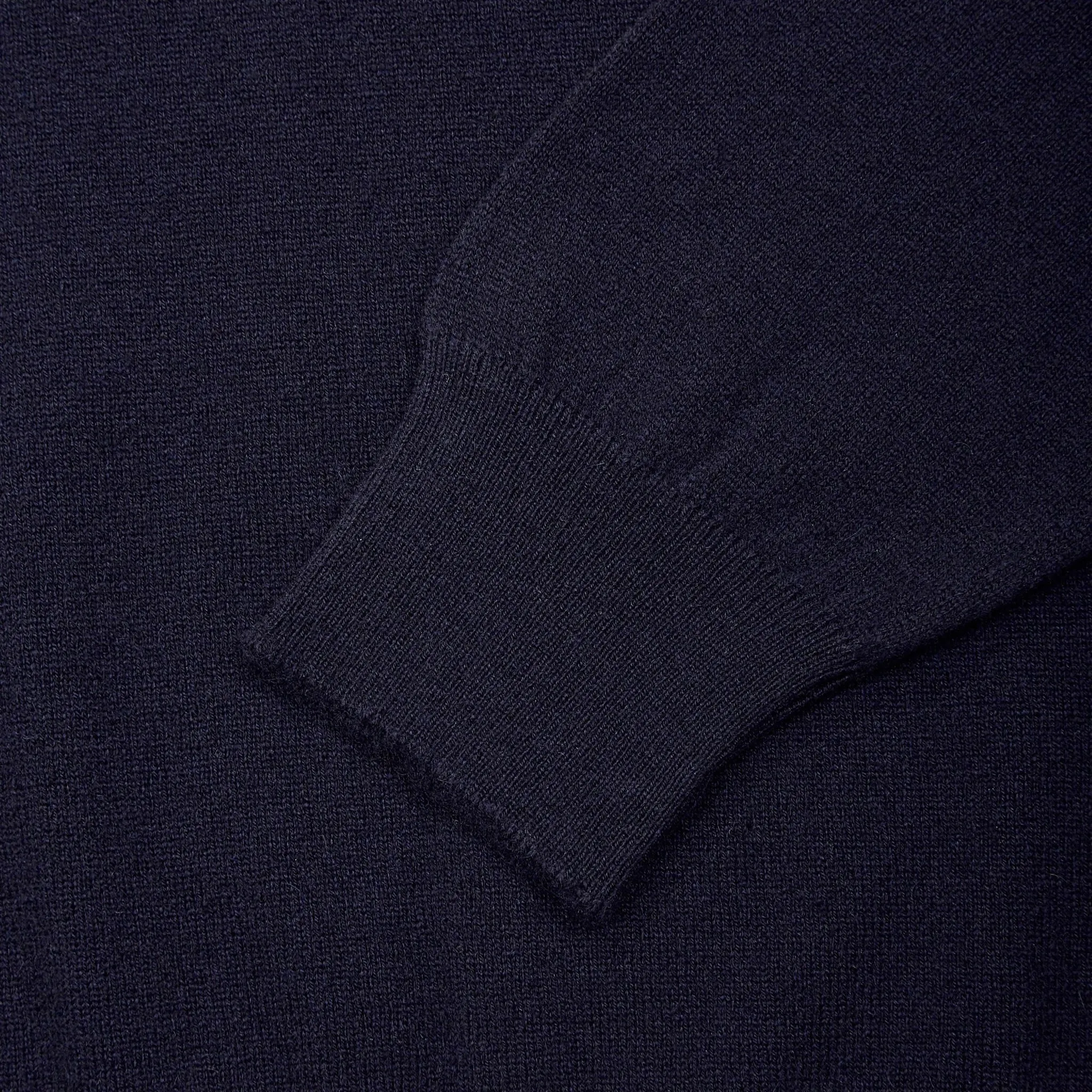 Cashmere v neck in navy
