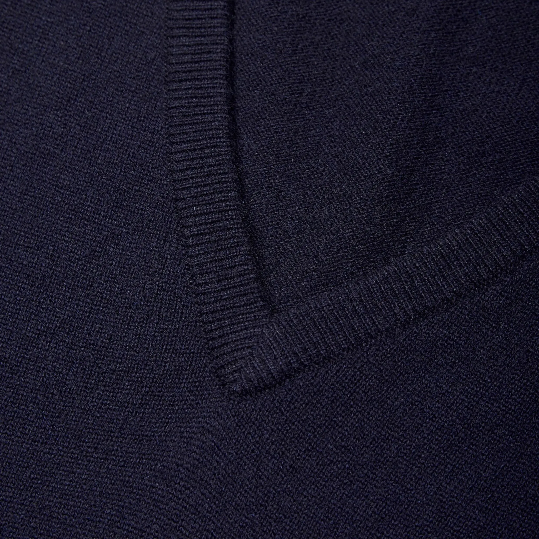 Cashmere v neck in navy